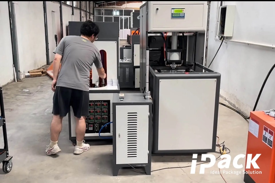 Semi-Automatic-5-Gallon-Bottle-Blow-Molding-Machine1.webp