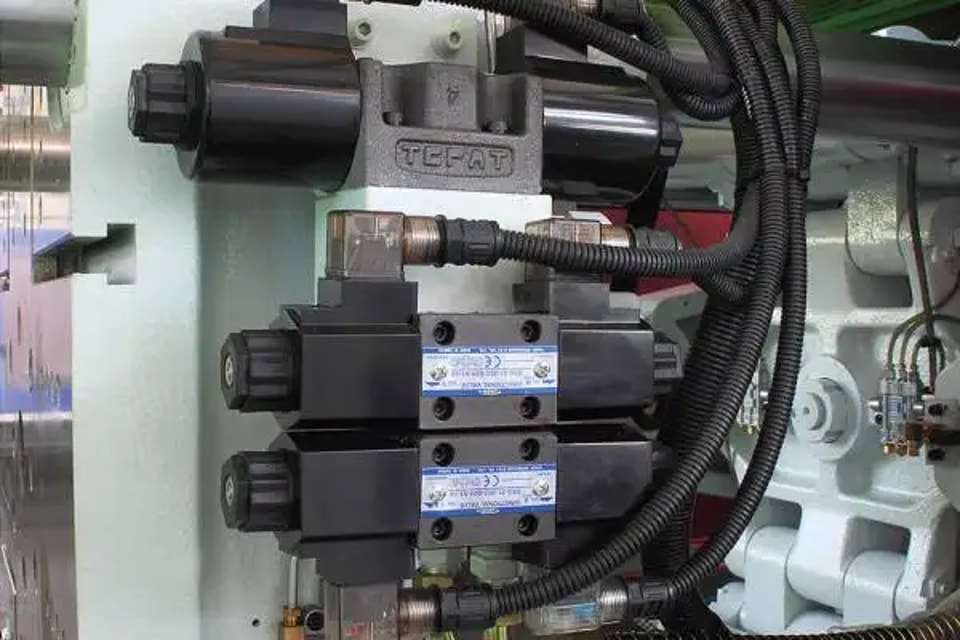 Standard-Plastic-Injection-Molding-Machine-02-600x400.webp