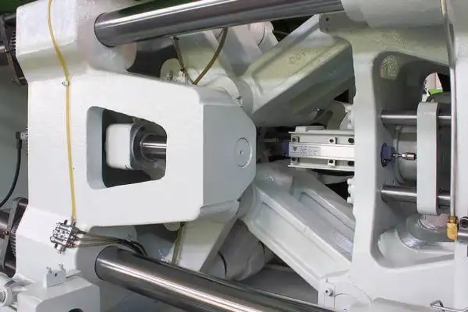 Standard-Plastic-Injection-Molding-Machine-03-600x400.webp