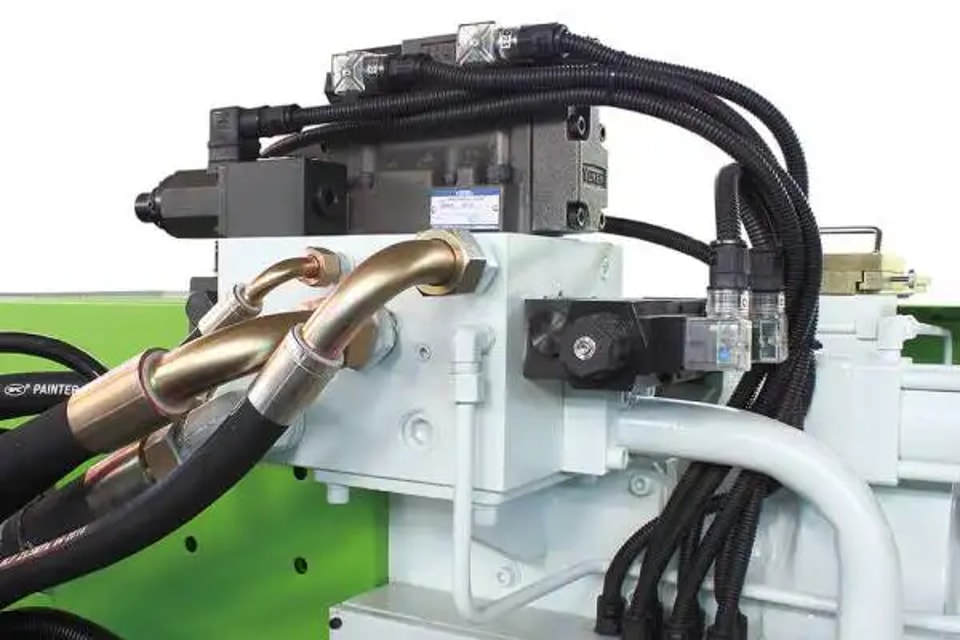 Standard-Plastic-Injection-Molding-Machine-05-600x400.webp