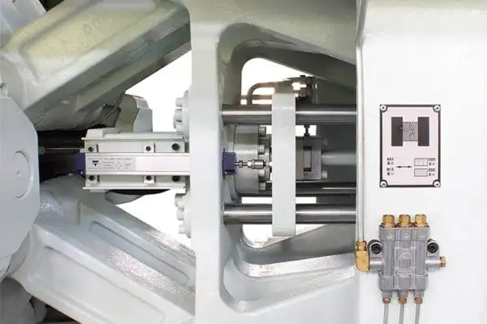 Standard-Plastic-Injection-Molding-Machine-06-600x400.webp
