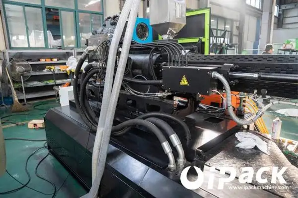 PET-Preform-Injection-Molding-Machine-3-600x400.webp