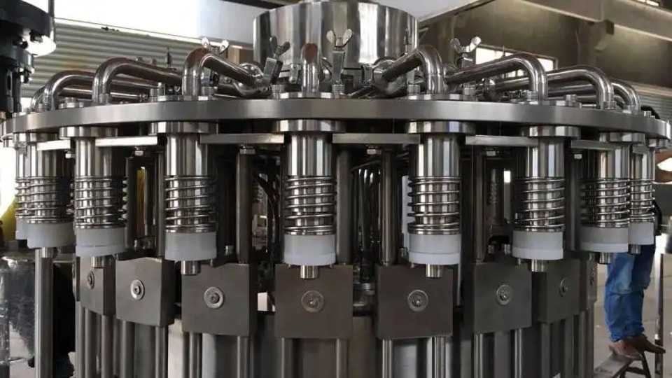 Pure water filling machine adopts high speed filling valve, accurate liquid level without liquid loss.