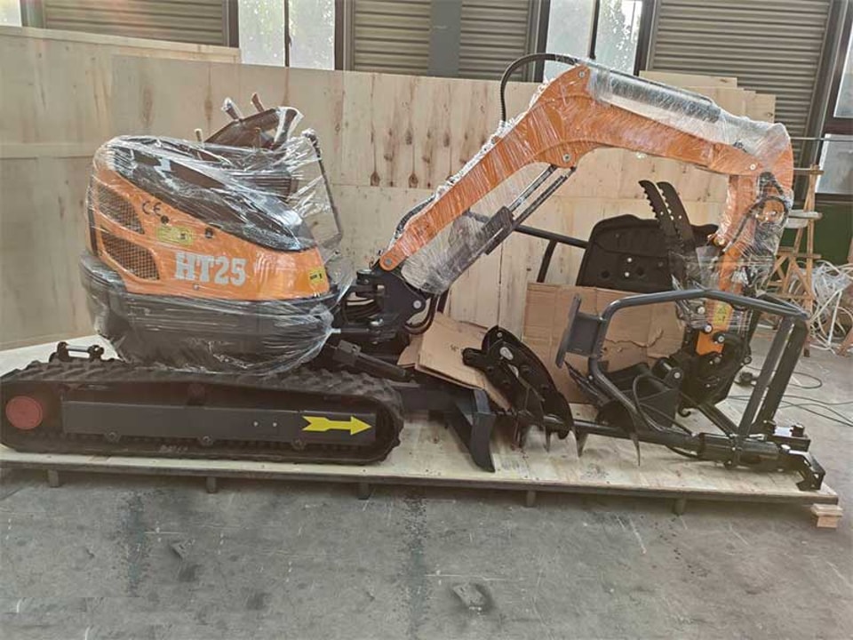Minibagger HT25 auf dem Weg nach Frankreich