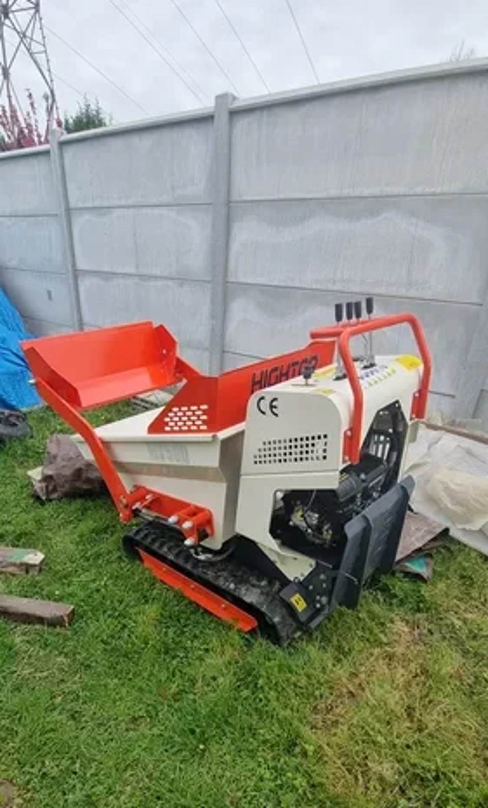 HT500-3 Mini-Raupendumper auf einer Rasenfläche – Einzelansicht