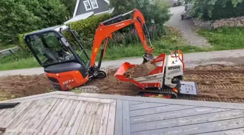 HT500-3 Mini-Raupendumper im Einsatz mit einem Minibagger bei einem Gartenprojekt in den USA
