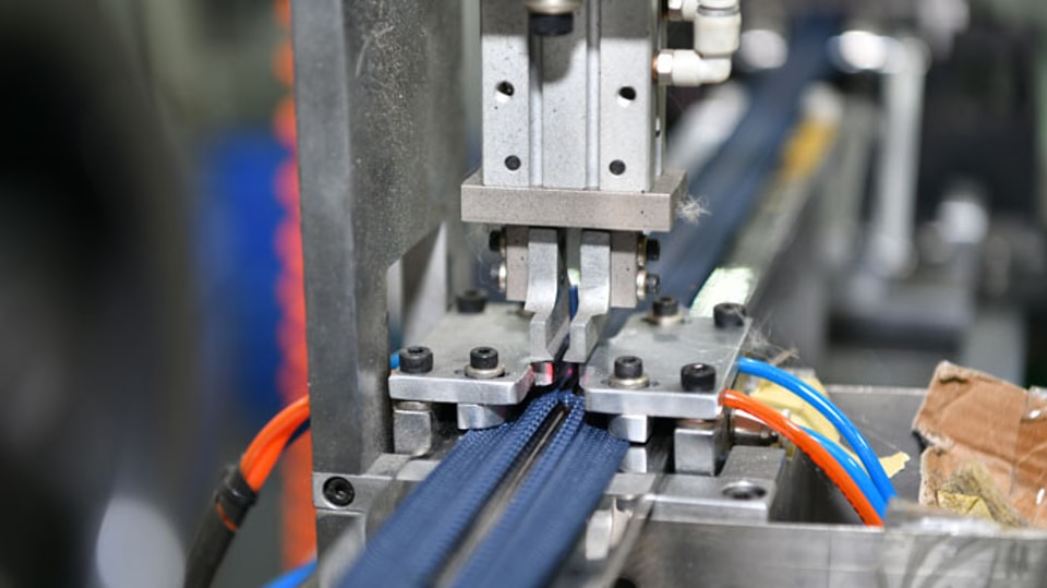 How can we distinguish between nylon zippers and resin zippers?