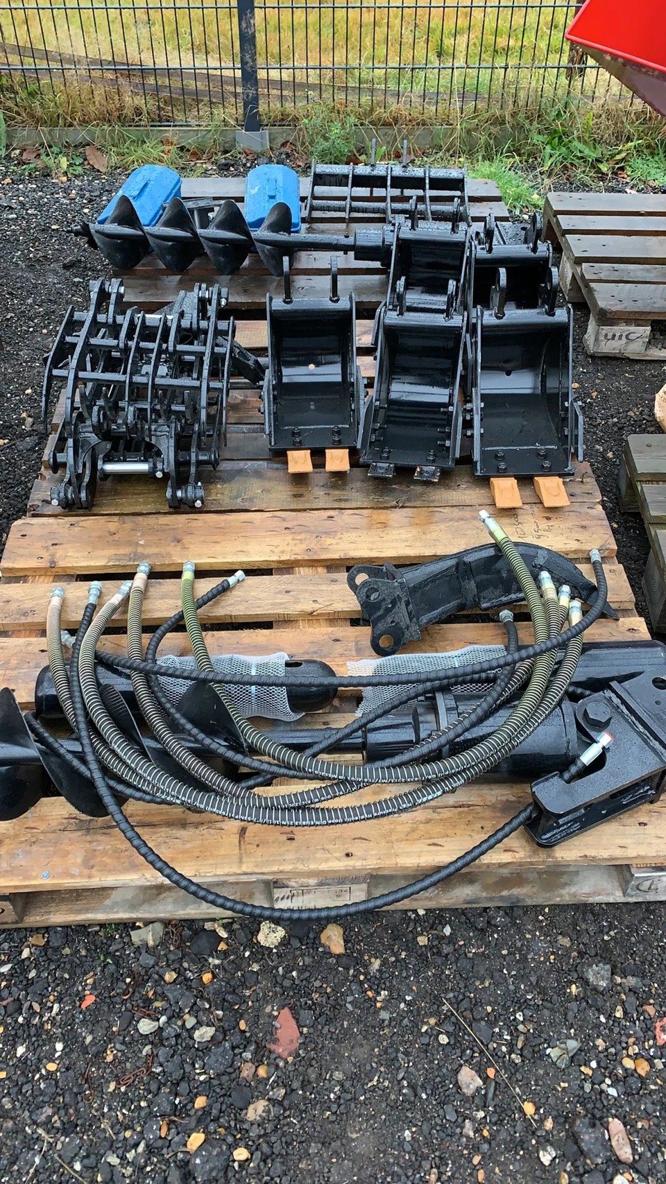Accessori HT-10BZ — benne, trivelle e martelli demolitori su pallet