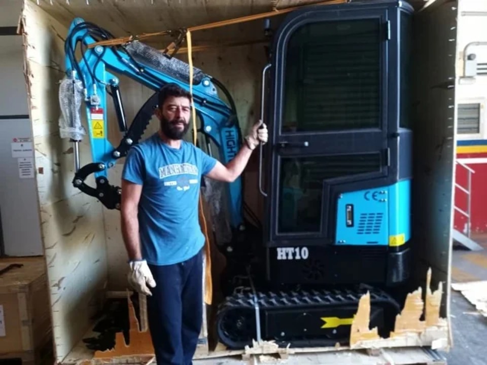Disimballaggio della miniescavatrice HT10B in Italia