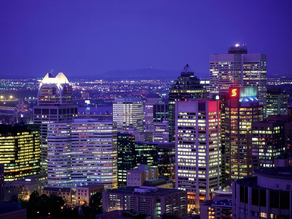 如何进一步优化 LED 折叠屏的色彩表现与视觉效果?