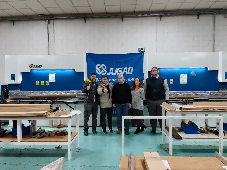 Le directeur des ventes du marché sud-américain de JUGAO CNC MACHINE JIANGSU CO LTD s'est rendu avec succès en Espagne pour approfondir la coopération avec les clients