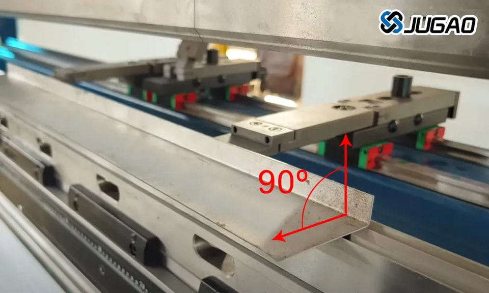 Méthodes pour régler avec précision l’angle de pliage des presses plieuses CNC