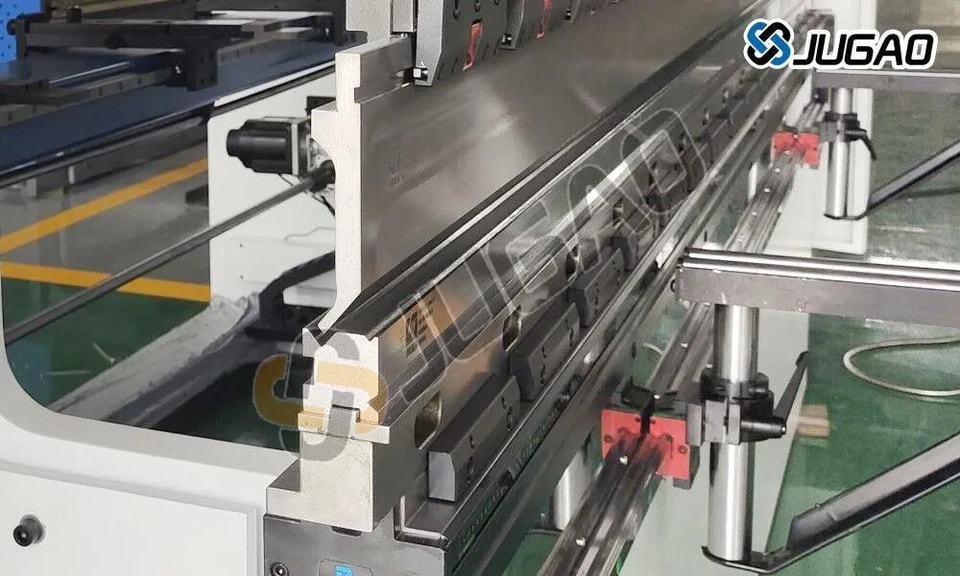 Améliorer l'efficacité du pliage avec les presses plieuses à matrice multi-V