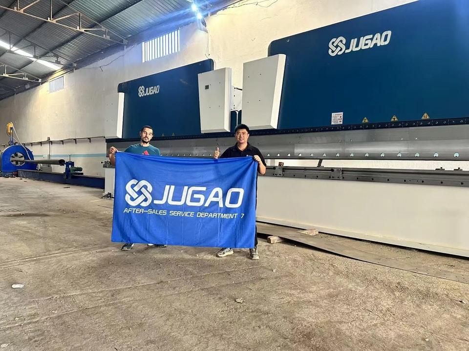 Pas de grue + 50 mm d’erreur de fondation ! L’équipement double machine JUGAO de 60 tonnes pour poteaux d’éclairage a été livré à Aolan
