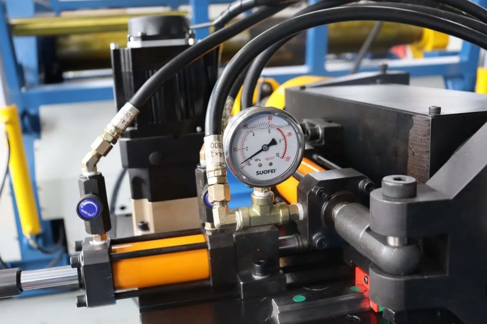 Comment réparer un capteur défectueux sur une cintreuse de tubes ?