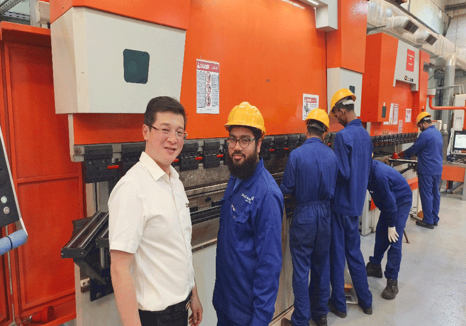 Nous aidons nos clients à installer et à mettre au point des machines en Arabie Saoudite. JUGAO s'engage à fournir des services après-vente complets.