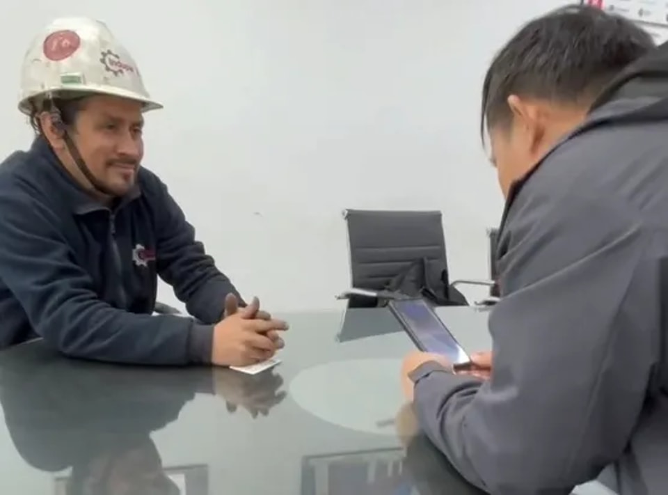 Course contre la montre pour étendre le marché : Le directeur commercial de JUGAO à Lima mène des négociations efficaces pendant le déjeuner.
