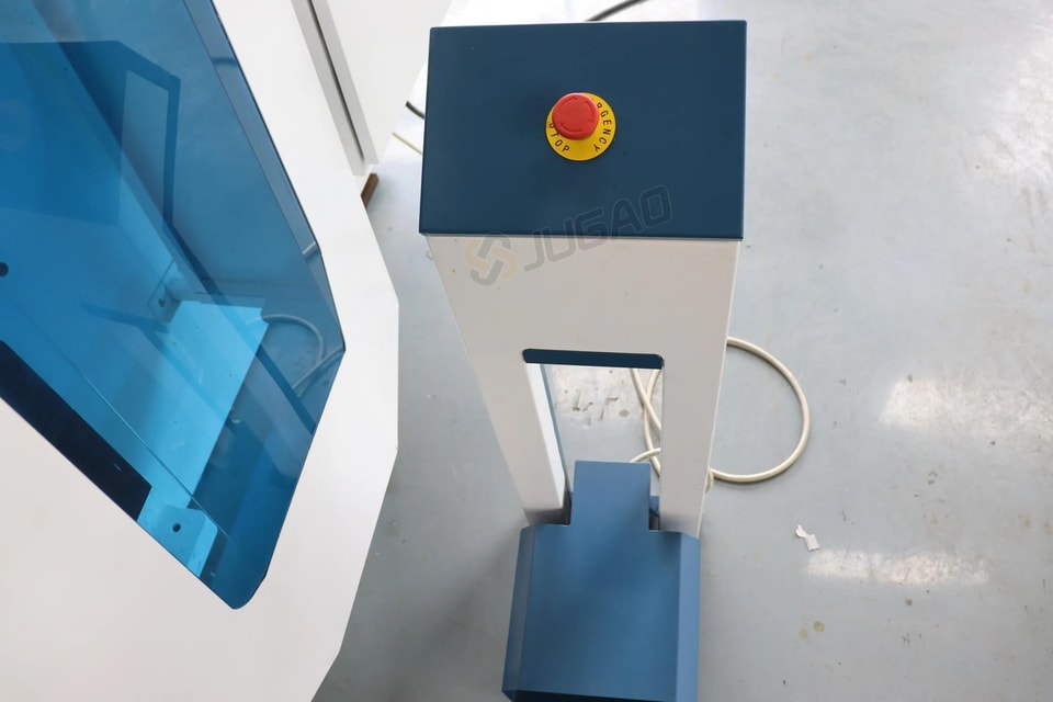 Analyse technique des pédales de commande multifonctions pour presses plieuses CNC