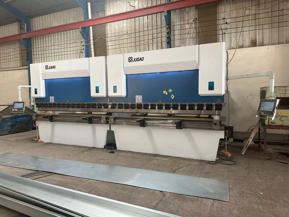JUGAO CNC MACHINE aide la production de gouttières en Irak, avec un service après-vente garanti.