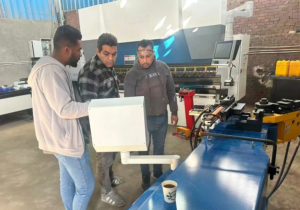 Formation sur site de la cintreuse de tubes CNC JUGAO en Égypte, achevée avec succès