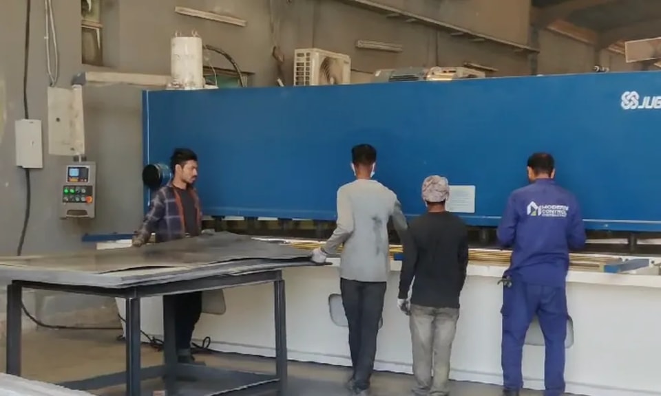 La technologie au service de la fabrication du futur : succès de la formation à l'utilisation d'équipements de cisaillement et de pliage haut de gamme à Riyad