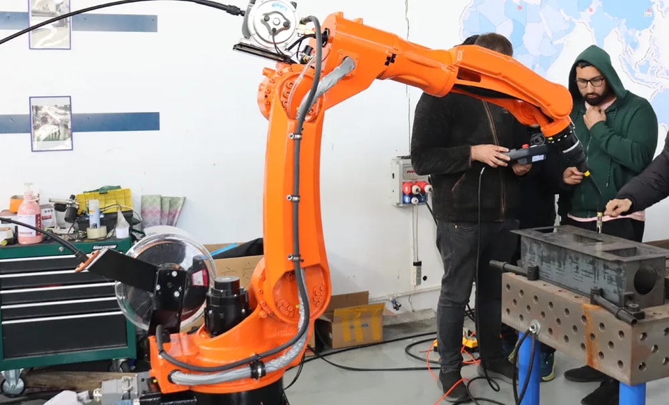 Quelle est la différence entre la précision de positionnement et la répétabilité d’un robot de soudage ?