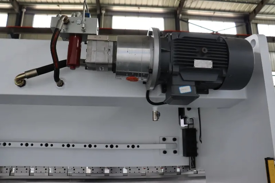 Comment les composants électriques des presses plieuses améliorent-ils la sécurité et l'efficacité ?