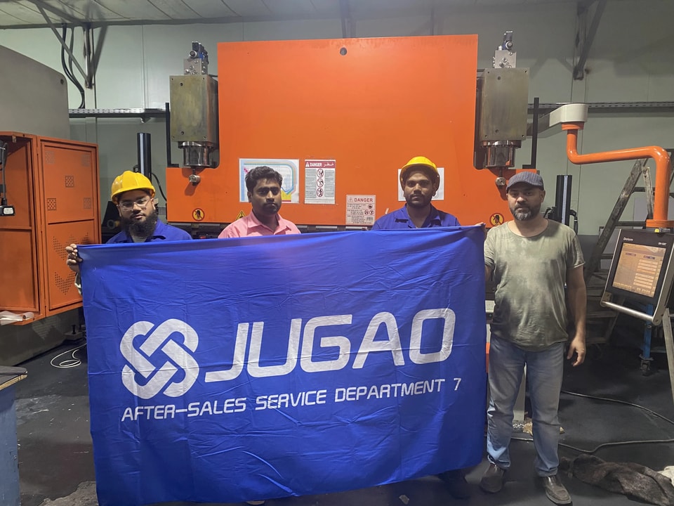 Les ingénieurs de JUGAO ont réagi rapidement pour réparer d'urgence une fuite d'huile sur une presse plieuse CNC