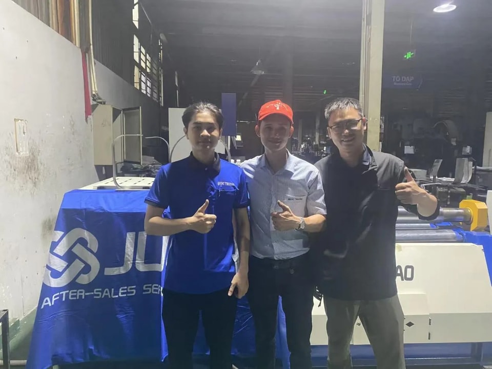 La technologie comme levier, la collaboration pour progresser : l’équipe après-vente de JUGAO achève avec succès l’installation et la formation d’une rouleuse de tôle dans une usine au Vietnam.
