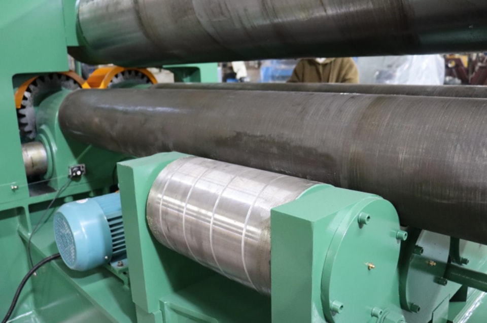 Rouleuse CNC à trois rouleaux
