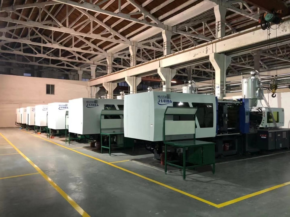 微信图片_201812191228117.jpg Automated production equipment in injection molding workshop