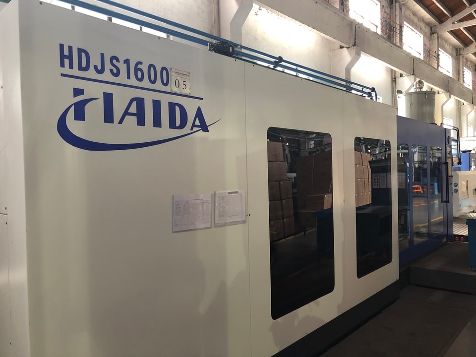 微信图片_20190505153018.jpg Injection molding workshop production floor