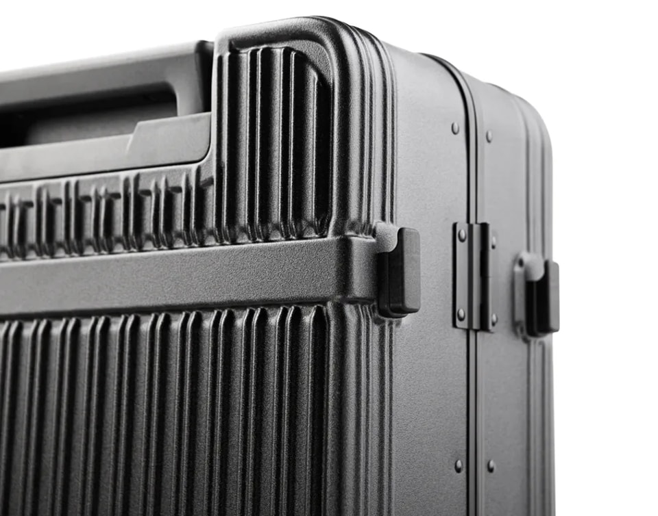 Aluminum frame corner with twin latches