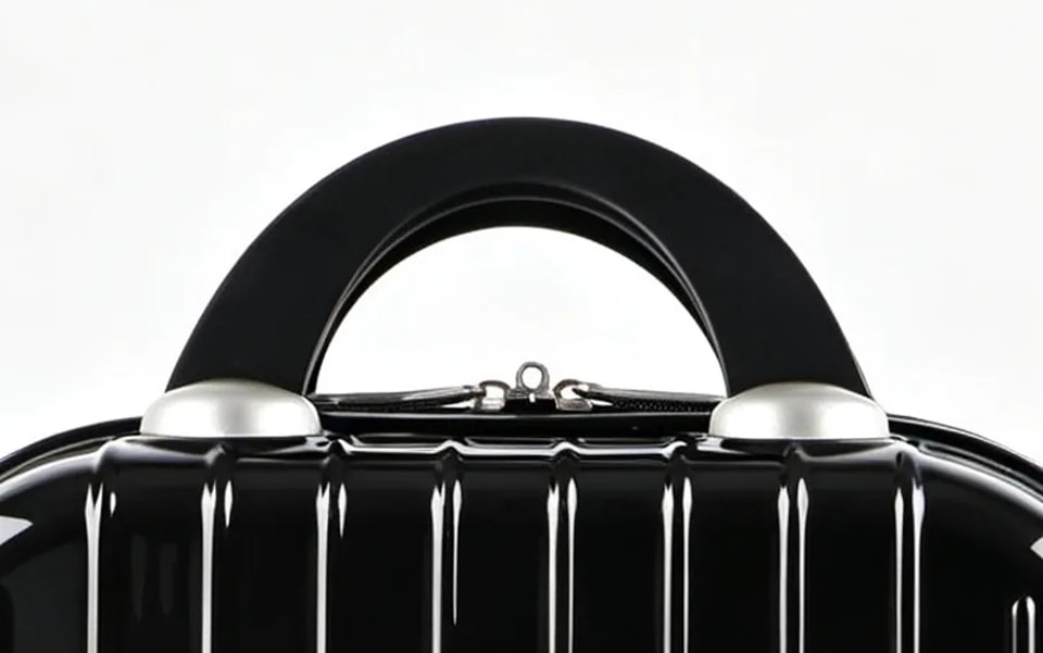 Top handle of a hard-shell cosmetic case
