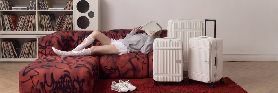 YAWANGDA hard-shell luggage set in a styled living room