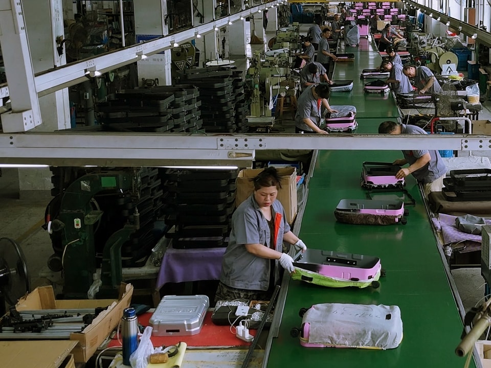 YAWANGDA luggage assembly line in the Wenzhou workshop