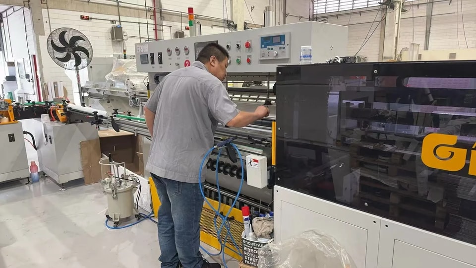 Thermopapierrollen-Produktionslinie ohne Pappkern von GPPE in Brasilien