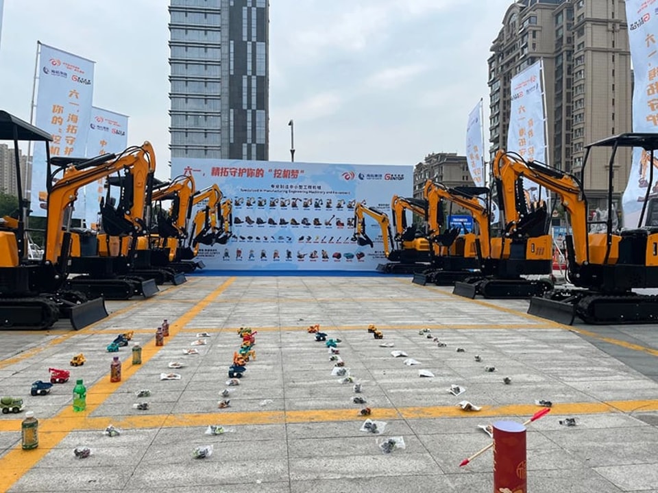 Shandong Hightop Group innovated and integrated to create a "different" excavator exhibition, and parent-child interactive graffiti art detonated the Aegean Sea