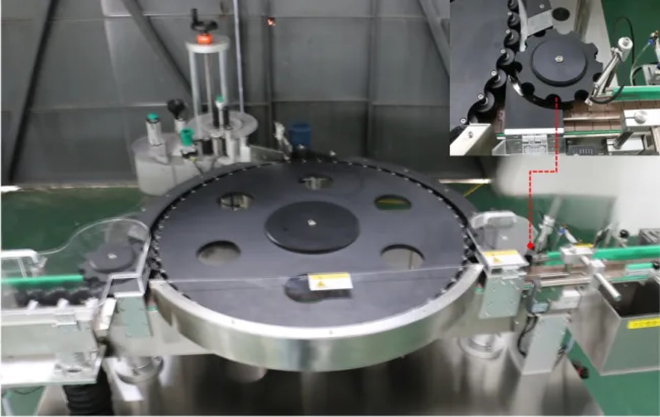 high speed labeling machine skilt .webp