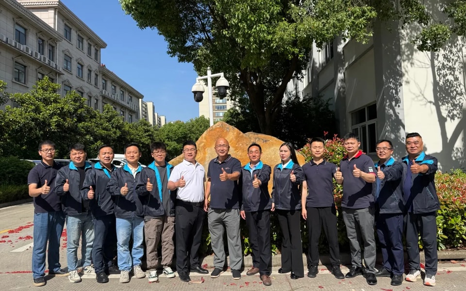 GKC celebra una ceremonia de colocación de una piedra conmemorativa en su sede de Tongxiang.