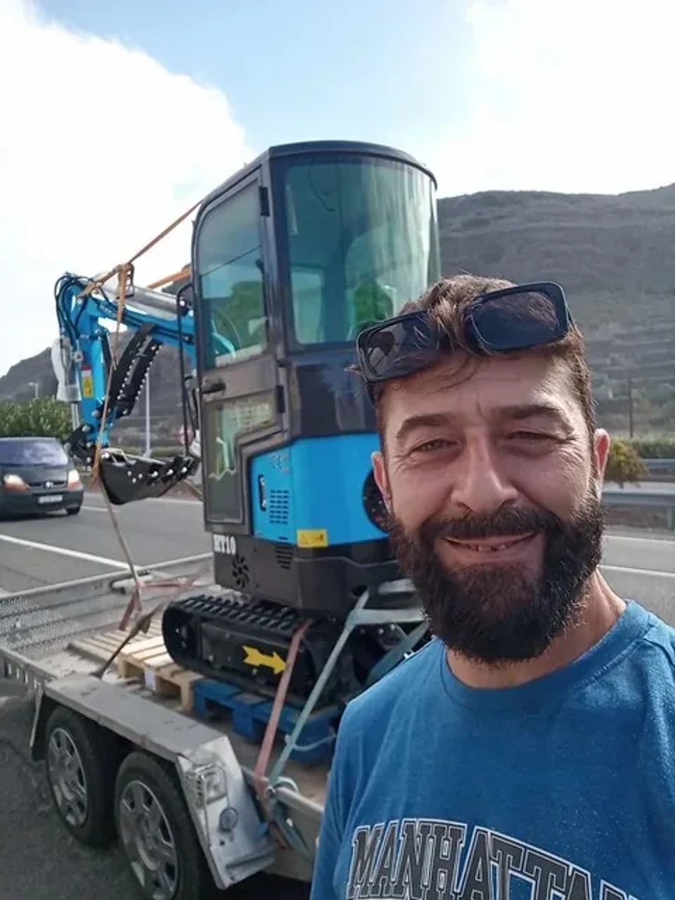 Proprietário de pomar italiano transportando a miniescavadeira HT10B em um reboque