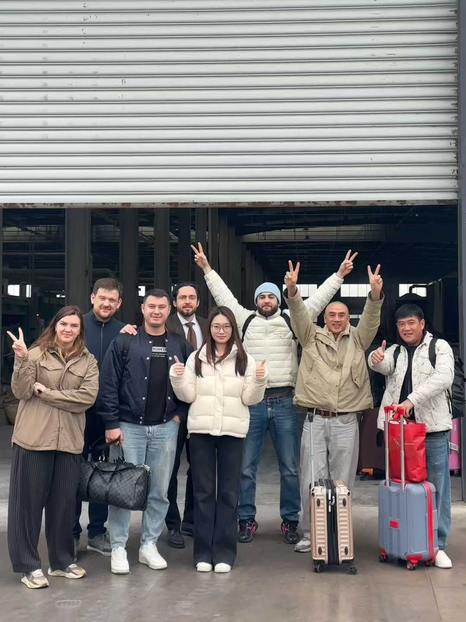 Foto do Grupo de Todos os Clientes na Porta da Fábrica