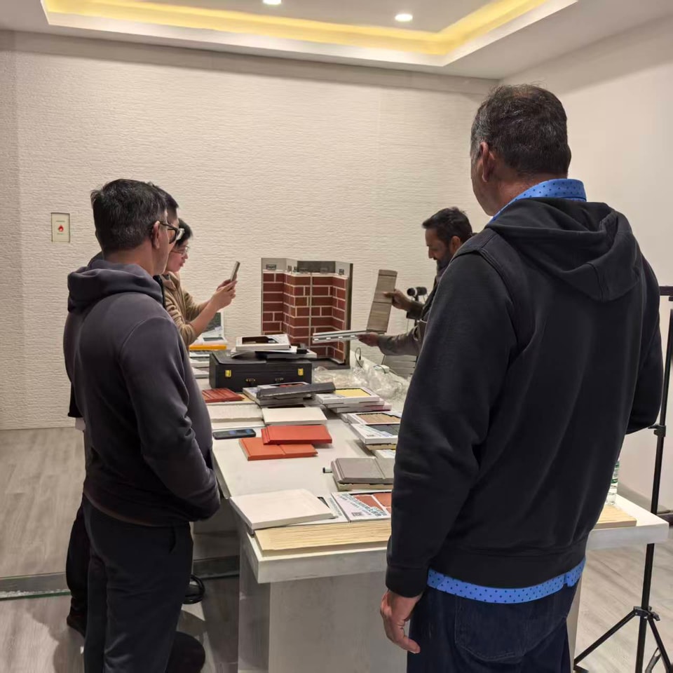 Observação no local dos efeitos de aplicação dos painéis de parede no showroom