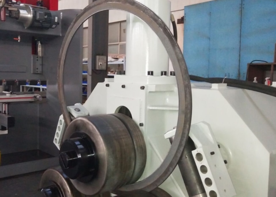Curvadora de Perfis: Uma Solução de Alta Eficiência para o Processamento de Metais