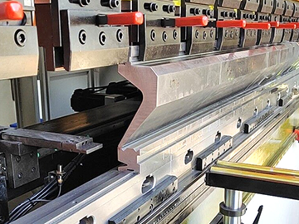 كيفية ضبط قالب مكبس الثني CNC الهيدروليكي. السنبة والقالب السفلي. جميع الأدوات