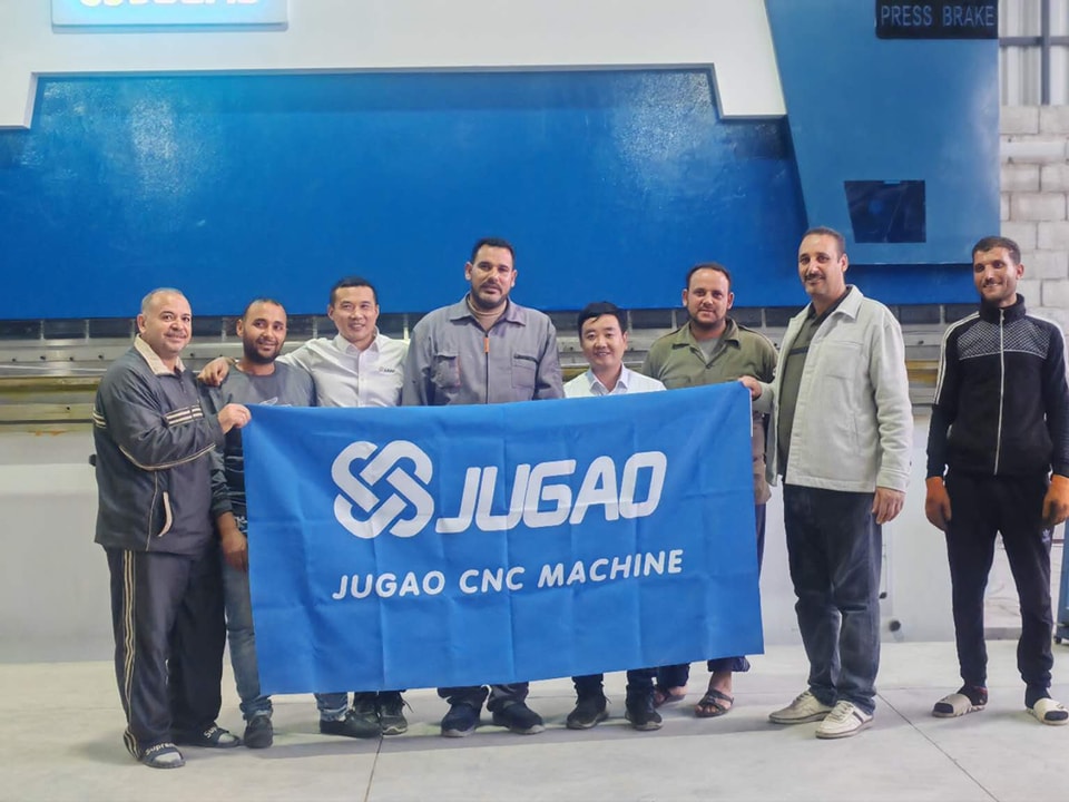 مهندسو JUGAO يقومون بتركيب والتدريب على الماكينات في مصراتة بليبيا، ويحظون بإشادة كبيرة من المصنع المحلي