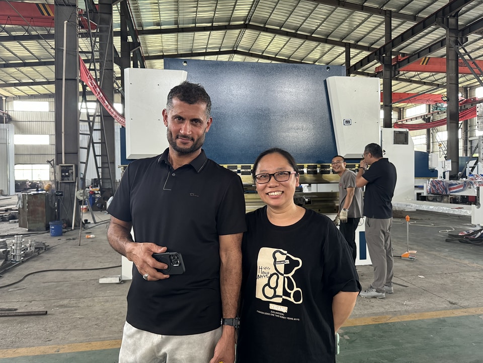 عميل في البصرة، العراق، يتعاون مع شركة JUGAO CNC لفتح فصل جديد في تصنيع الأبواب المعدنية