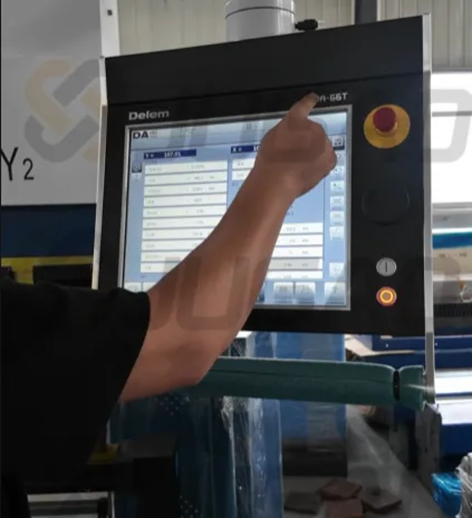 كيفية إصلاح تجمّد نظام CNC في آلة الثني JUGAO