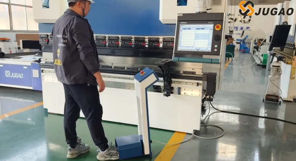 كيفية تفسير أكواد إنذار CNC لآلة الثني
