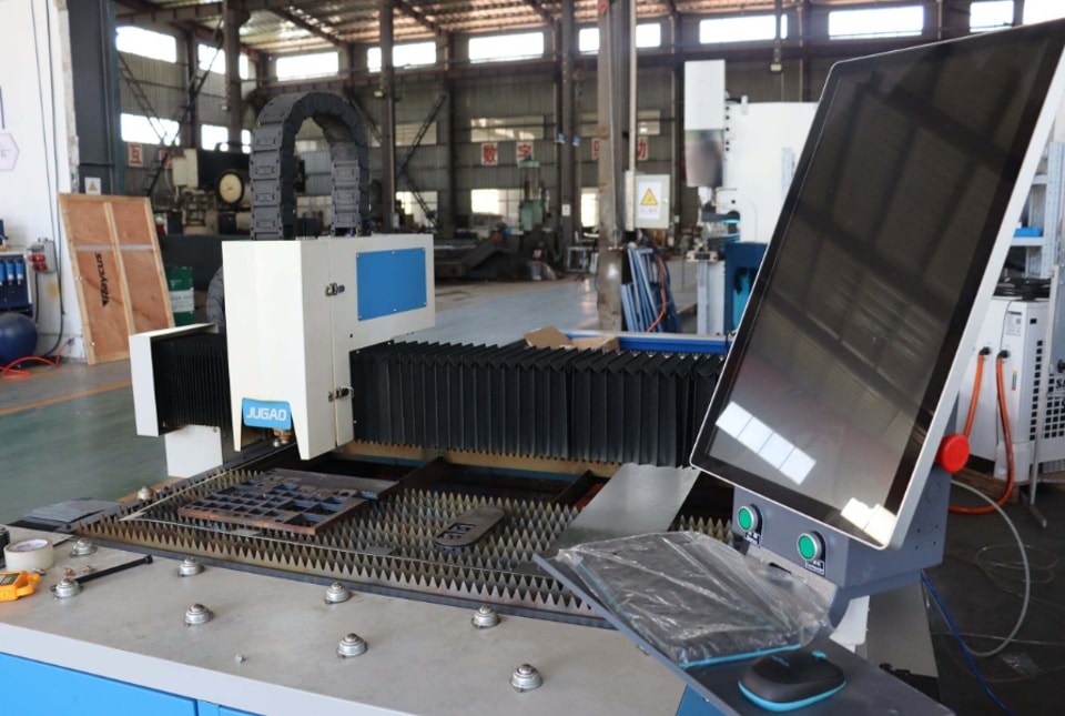 كيفية تحقيق الربط المتكامل بين CNC للقطع بالليزر والمعدات الأخرى